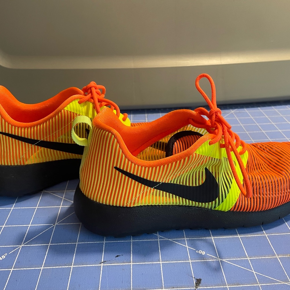 Nike Athletic Shoes . Size 6Y Preowned